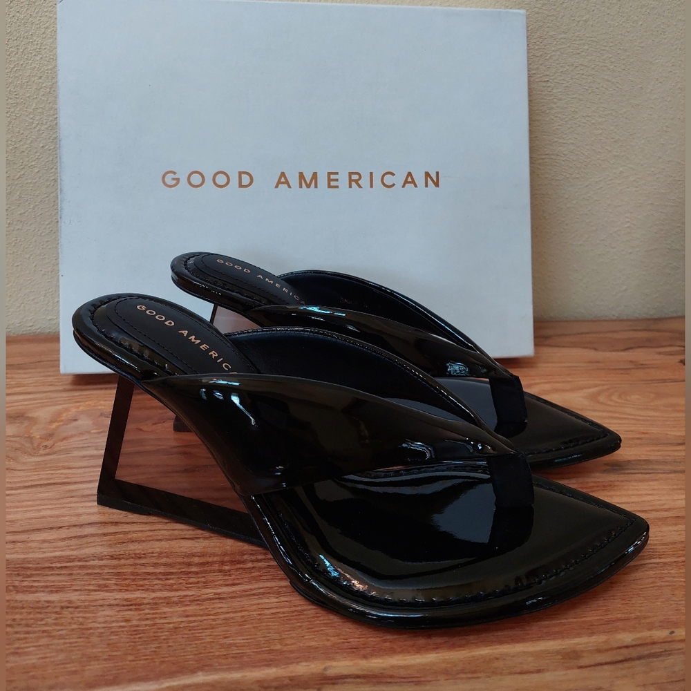 NIB! Good American Black Patent Smoke Colored Heel Wedge Sandals - Size 8